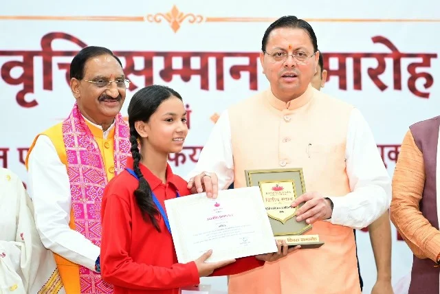 मेधावी छात्र-छात्राओं को सीएम धामी ने वितरित की छात्रवृत्ति
