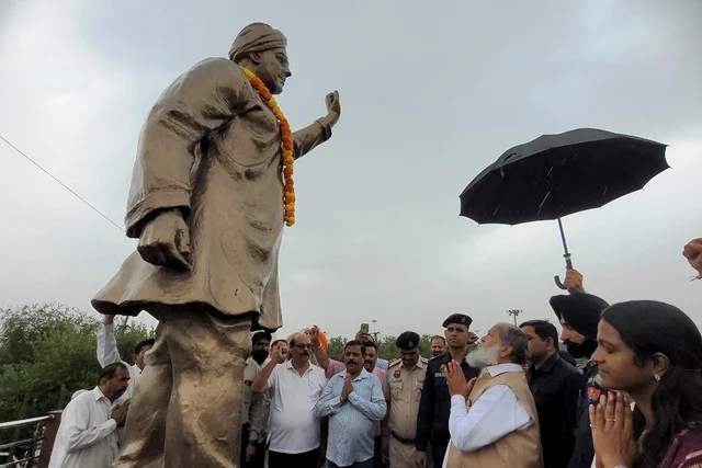 लघु सचिवालय में भगत सिंह की प्रतिमा पर अनिल विज ने अर्पित किए श्रद्धासुमन