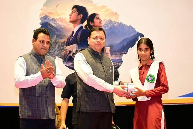 विकसित उत्तराखंड को लेकर युवाओं से सीएम धामी ने की चर्चा