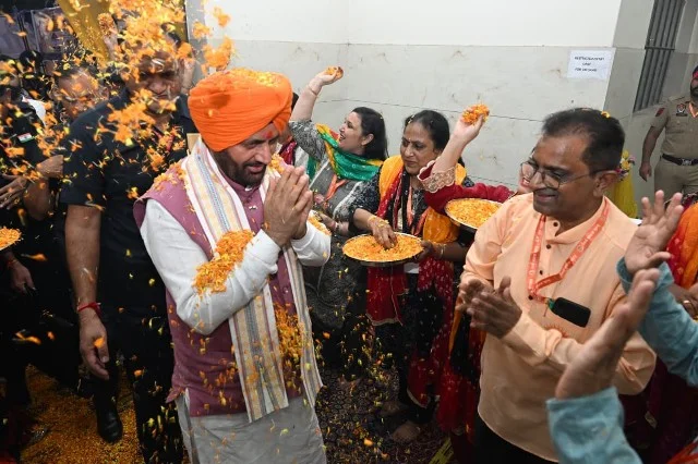 श्री राम कथा का श्रवण कर सीएम सैनी ने यज्ञ में अर्पित की आहुति