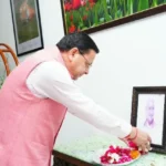 सीएम धामी ने अशोक सिंघल की जयंती पर उनके चित्र पर पुष्प अर्पित किए