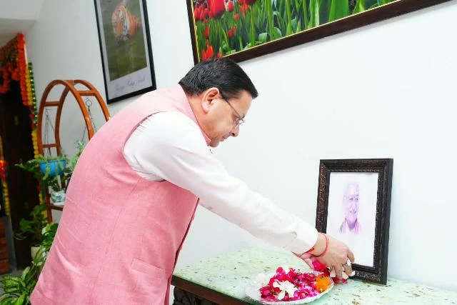 सीएम धामी ने अशोक सिंघल की जयंती पर उनके चित्र पर पुष्प अर्पित किए