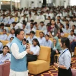 सीएम धामी ने छात्र-छात्राओं से संवाद कर जाना उनके विचार और सुझाव