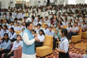 सीएम धामी ने छात्र-छात्राओं से संवाद कर जाना उनके विचार और सुझाव