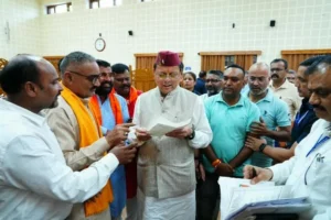 सीएम धामी ने प्रदेश के विभिन्न क्षेत्रों से आए लोगों से किया संवाद