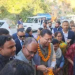 आम लोगों के बीच पहुंचे धामी, दुकानदारों से किया संवाद