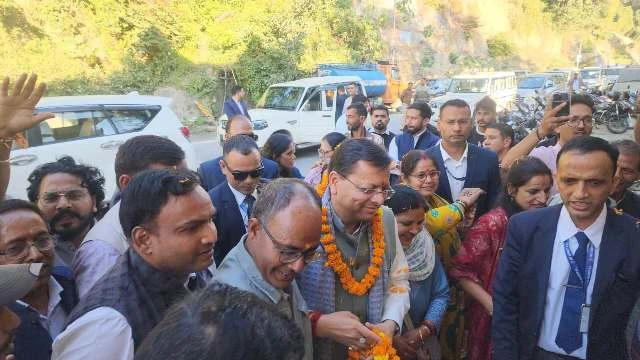आम लोगों के बीच पहुंचे धामी, दुकानदारों से किया संवाद