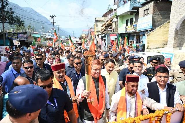 उत्तरकाशी में धामी ने श्री काशी विश्वनाथ और शक्ति मंदिर में की पूजा