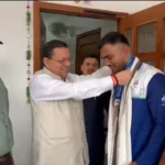 खटीमा में सीएम धामी से मिले अंतरराष्ट्रीय बॉक्सर कपिल पोखरिया