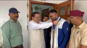 खटीमा में सीएम धामी से मिले अंतरराष्ट्रीय बॉक्सर कपिल पोखरिया