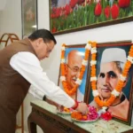 गांधी जयंती पर सीएम धामी ने महात्मा गांधी और शास्त्री जी को दी श्रद्धांजलि