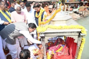 पीएम मोदी की दीर्घायु के लिए सीएम धामी ने की गंगा आरती