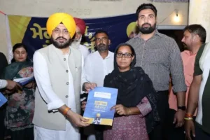 मंत्री तरुनप्रीत सिंह सौंद ने बांटे 227 प्रॉपर्टी कार्ड