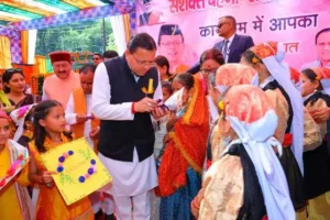 महिलाओं, बुजुर्गों और युवाओं ने किया मुख्यमंत्री का स्वागत