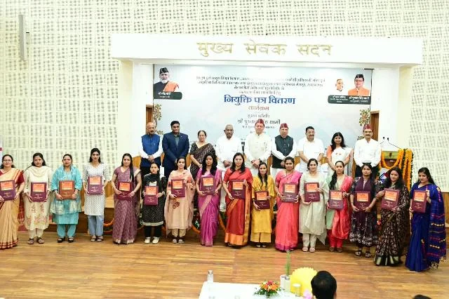 मुख्य सेवक सदन में आयोजित कार्यक्रम में सीएम धामी ने बांटे नियुक्ति पत्र