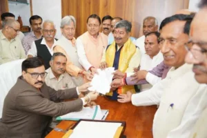राज्यसभा सीट - धामी की मौजूदगी में दिनेश आर्य ने दाखिल किया नामांकन