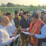 शिकायतों का प्राथमिकता से समाधान करें अधिकारी - धामी