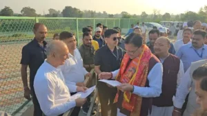 शिकायतों का प्राथमिकता से समाधान करें अधिकारी - धामी