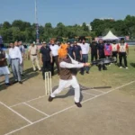 सीएम धामी ने खिलाड़ियों के साथ खेला क्रिकेट