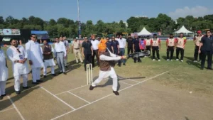 सीएम धामी ने खिलाड़ियों के साथ खेला क्रिकेट