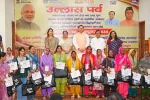 सीएम धामी ने नव-साक्षरों को किया सम्मानित