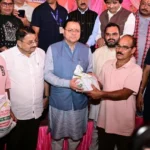 सीएम धामी ने लाभार्थियों को कृषि यंत्र और मशरूम मिनीकिट बांटी