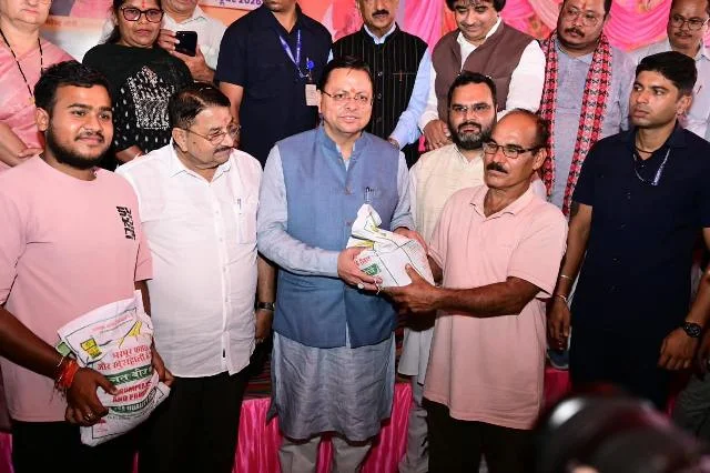 सीएम धामी ने लाभार्थियों को कृषि यंत्र और मशरूम मिनीकिट बांटी